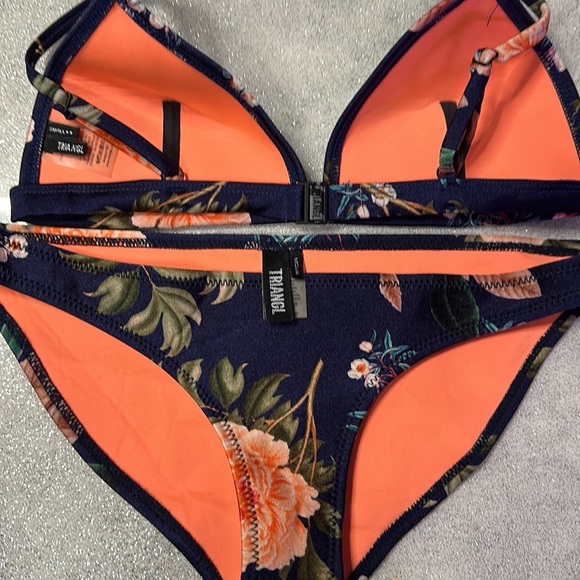 Triangl neoprene suit. Floral print. - Picture 2 of 4